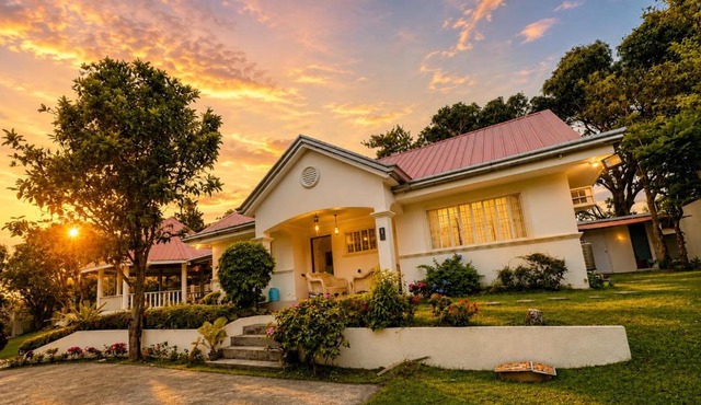 The Hills Villa Tagaytay French Charmed with a view in Ulat Segundo