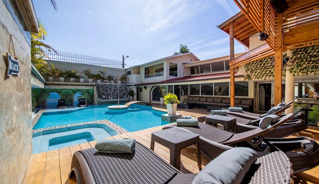 Top-class guest-friendly central villa with pool/basketball/gym/billiard/BBQ! in Sosúa