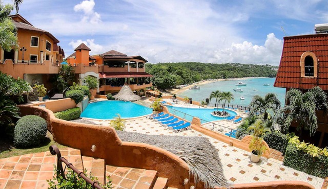 Top-floor hotel room with ensuite bathroom and sea views, central location in Sosúa