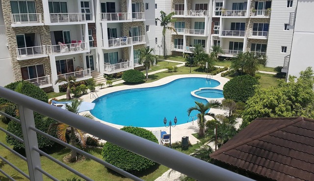 Top-floor quiet condo with large pool and garden near everything, BBQ/WiFI/TV in Sosúa