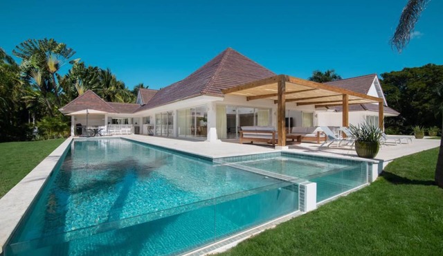 TORONJAS 9: MODERN VILLA- BEST GOLF VIEW & CLOSE TO BEACH- CHEF & 2 MAIDS in La Romana