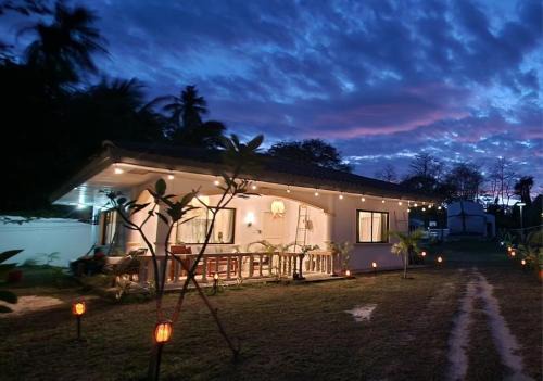 Tropical Oasis-Private access Beachfront kubo