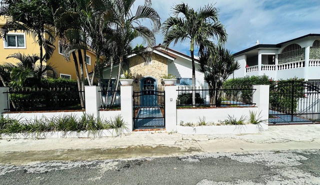 TROPICAL VILLA FAMILIAR 2BR 3BTH Only 8 minutes walk to the sea in Punta Cana