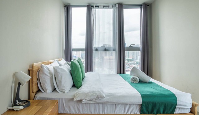 Uptown Parksuites T2 BGC Uptown 2.5BR 2 tb, Walk to Malls, nr Airport in Taguig