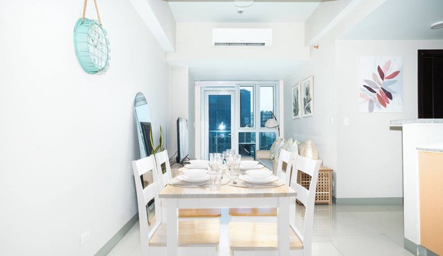 Uptown Parksuites T2 Radiant 2BR Walk to Uptown Mall +Nightlife Xylo in Taguig