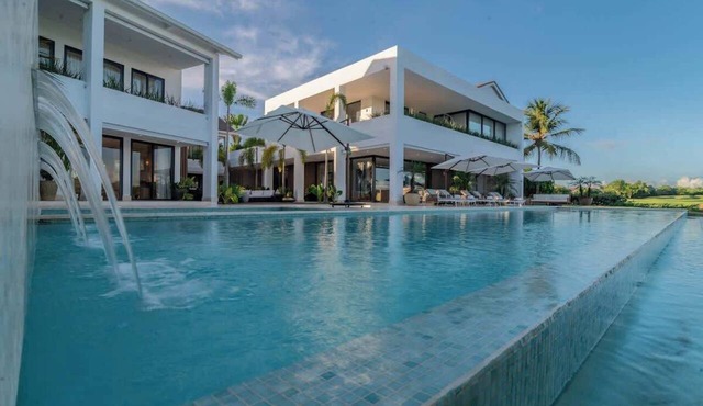 Villa Cinco Ríos · Infinity Pool, Golf & Ocean Views, Staff Included in La Romana