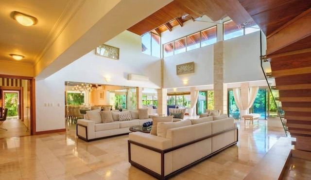Villa Monarca, great location, spacious outdoors! in La Romana