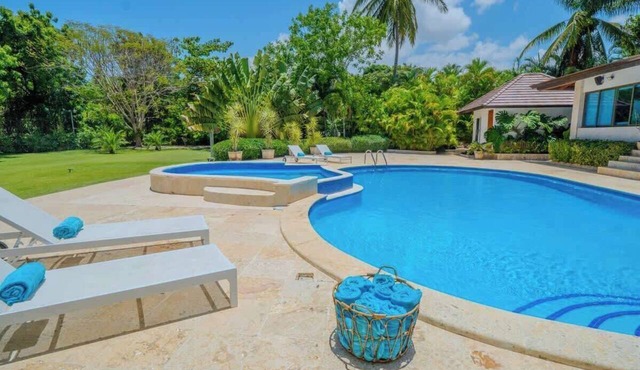 Villa Monarca, great location, spacious outdoors! in La Romana