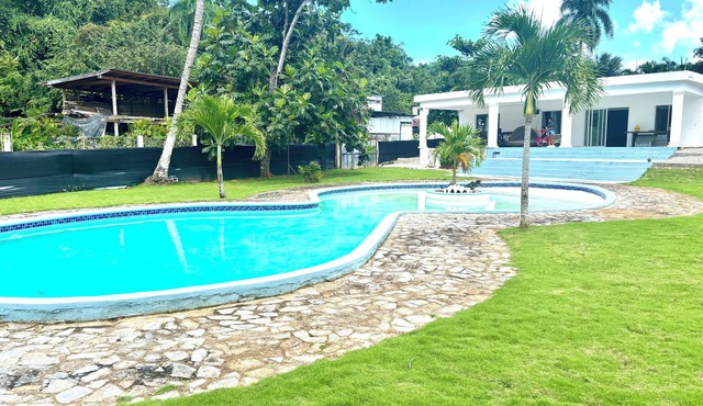 Villa with lagoon pool 10 minutes from the center in El Limón