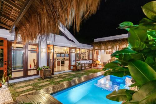 Villa Worth, Bali-Inspired Villa with Private Pool, Sleeps 12 in Boac