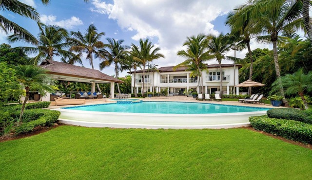 WALKING DISTANCE TO THE BEACH. Spacious 6-bedroom villa on the golf course in La Romana
