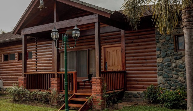 Wooden Nest Cabin: Cozy shelter/access to the river and swimming pool. in Jarabacoa