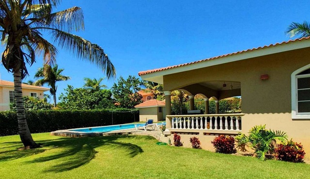 XXL guest-friendly complex, 14 bedrooms, 3 pools, sport courts, near beach/clubs in Sosúa