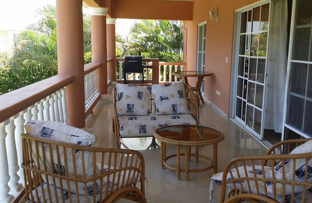 3-BD villa with private pool in central Sosua, guest-friendly, with Wi-Fi/TV in Sosúa