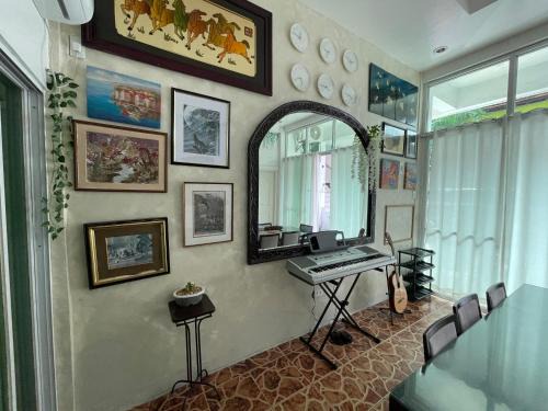 Taguig Apartment | 1-BR spacious lofted apartment near BGC Taguig City (THR105)