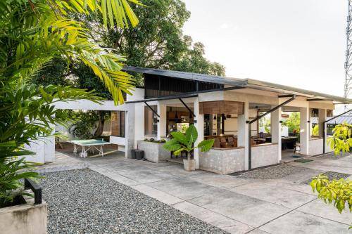 Morong House | 1000 m² House ∙ 3 bedrooms ∙ 20 guests