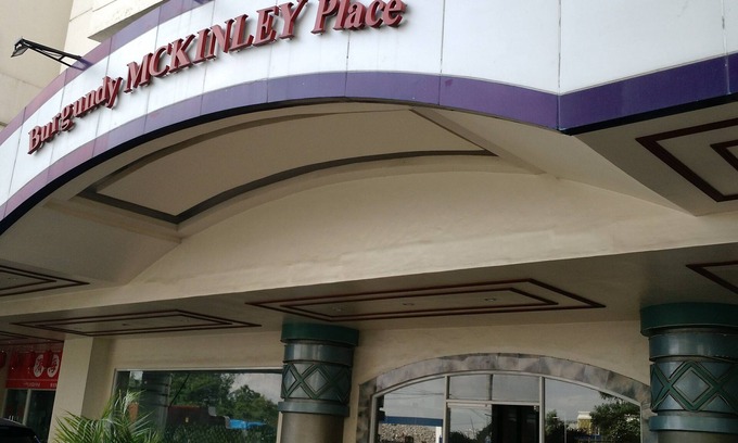 Paranaque Condo | 2Br/2Ba Condo WiFi/Cable Indoor Pool Near Airport/Malls/Casinos Master Suite