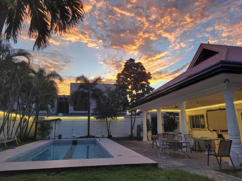 Angeles City Villa | Book 1 take 2 villas - Jay's villa 1 Timog