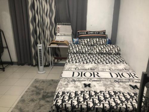 Quezon City House | Budget Staycation JOHNFONZ Building Aircondition Room