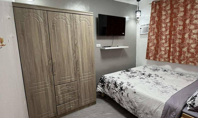 Compostela Bed & Breakfast | Charming Bed & Breakfast Room #3 with WiFi, Netflix and AC in Superb Compostela