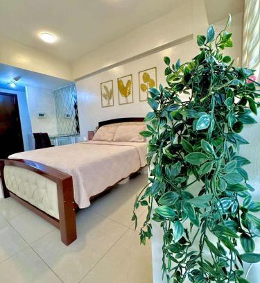 Luzon Apartment | Chic Unit with Balcony - Free wifi & netflix across Naia Terminal 3 Airport