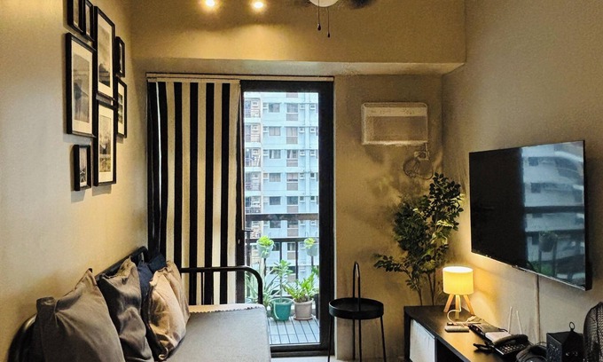 Cubao Condo | Cosy Home with Pool Access near Train & Bus Stations, up to 4pax.