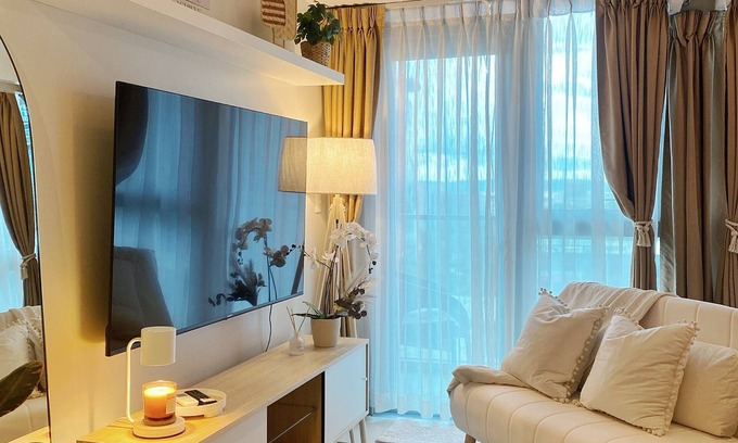 Taguig Condo | Cozy & Stylish Unit with Balcony in BGC