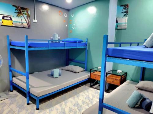San Juan Hostel | Hidden Palms Inn & Resort Quadruple
