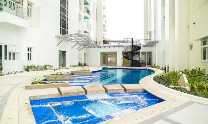 Ermita Condo | “JP Solana Staycation – Cozy Studio Near SM Manila with Pool & Gym Access!”