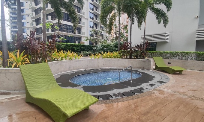 Pinagsama Condo | King Size bed #TheWhiteHome BGC/Mc Kinley - Self Checkin