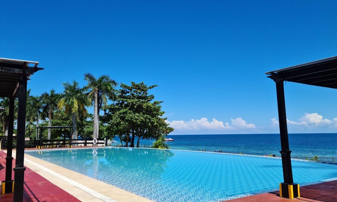 Lapu-Lapu Condo | new Lux. 2BR condo + 2 pools, woow oceanviews, Gym, Beach, behind Mactan Newtown