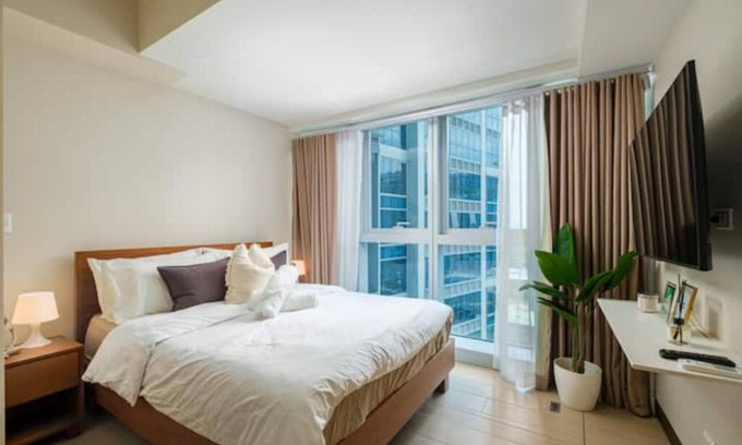 Taguig Condo | New & Modern Uptown BGC 1BR 4pax