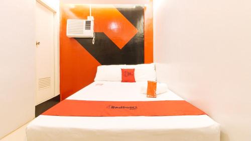 Santa Cruz Hotel | RedDoorz @ Walk Inn Hotel