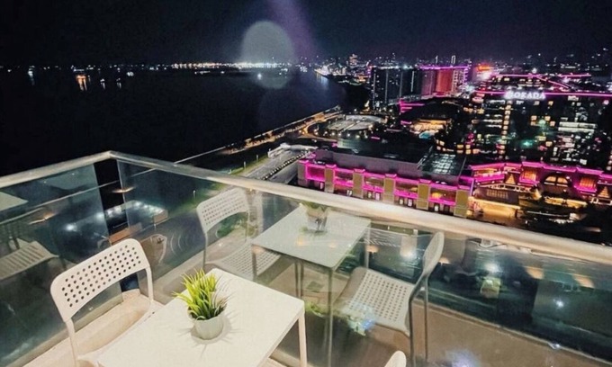 Paranaque Apartment | This seaview condo overlooking Manila Bay offers quiet comfort and inner joy
