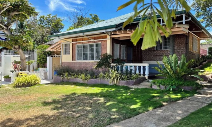 Compostela Cottage | Tranquil Two-Bedroom Beach Front Cottage★