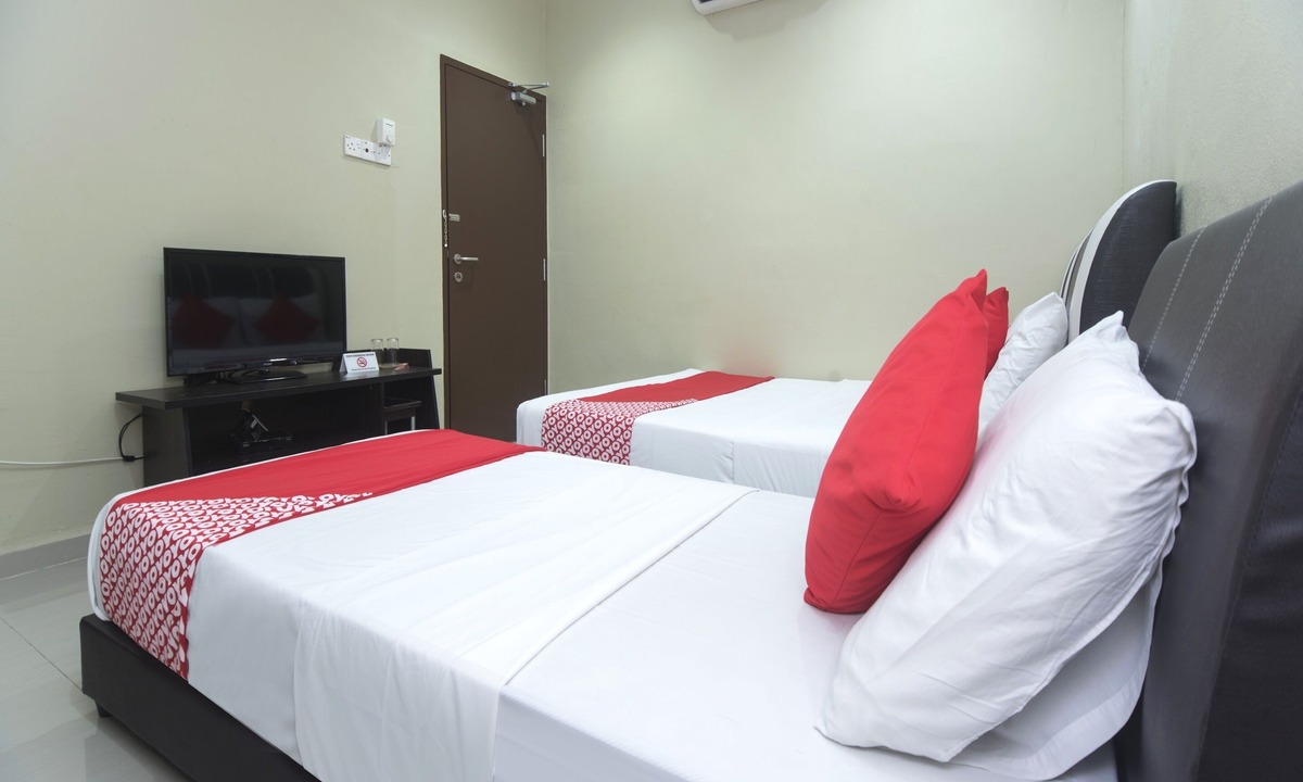 Kampung Keladi Hotel | OYO 1180 Village View Motel