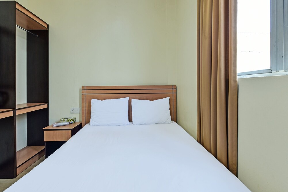 Taman Johor Jaya Hotel | OYO 44026 98 Hotel