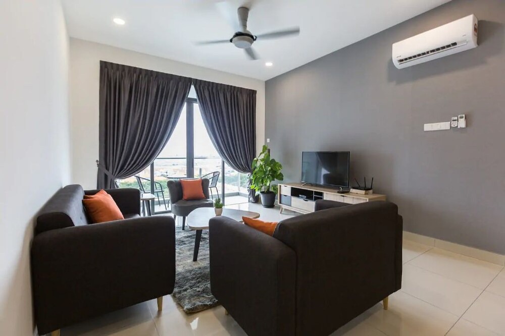 Seri Tanjung Pinang Condo | DELUXE SUITE Near STRAITS QUAY