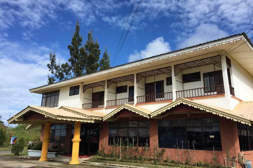 Kundasang Hotel | Wayn Zen Rose Cabin