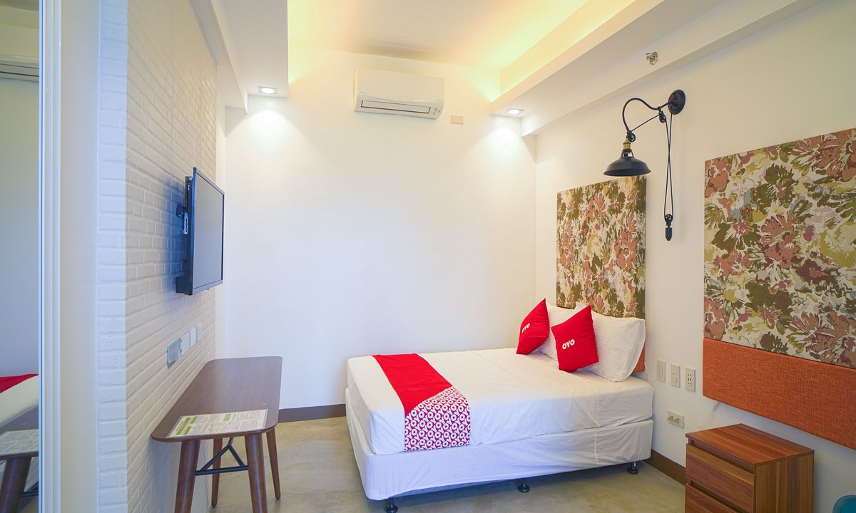 Ibaan Hotel | Capital O Vaccinated Staff - OYO 785 The Greenhive