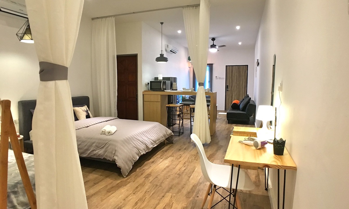 Downtown George Town House | iBook4 Deluxe 2 Bedroom Gurney Suite by iBook Homestay