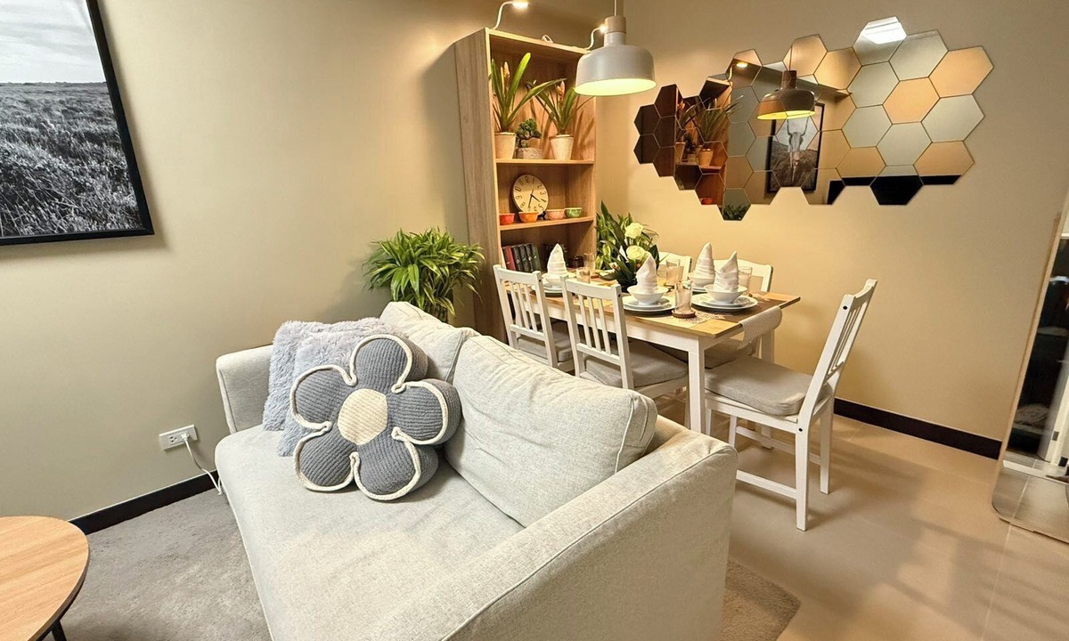 Kapitolyo Condo | Aesthetic Cozy Apartment Condo With Pool Balcony & Deck