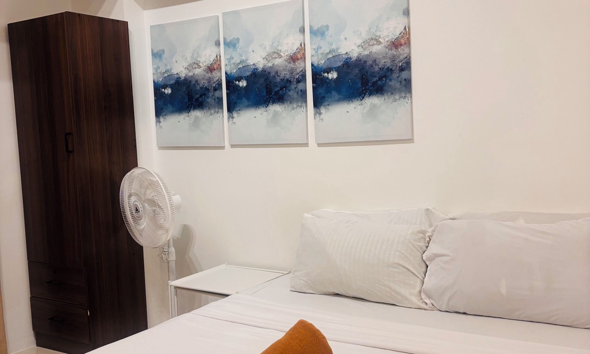 Mandurriao Condo | Elegant Room With Relaxing Ambiance
