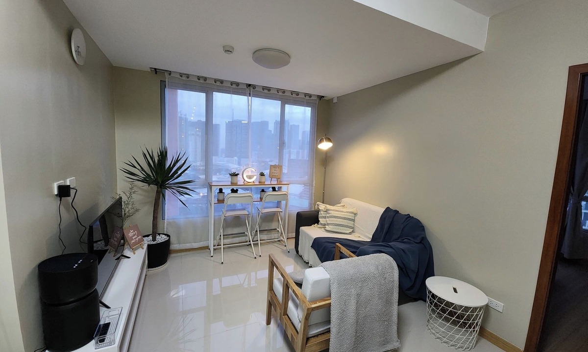 Pasig Condo | Panoramic Skyline Views Cozy Vibes Near It All