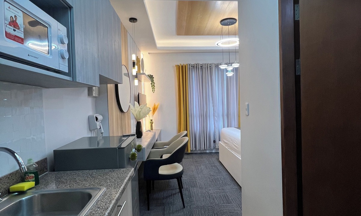 Poblacion District Condo | Rinann's Condotel Davao