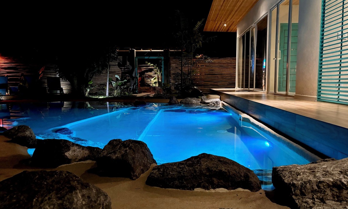 Dinalupihan Villa | Turquoise Tide Villa with beach style pool and Jacuzzi