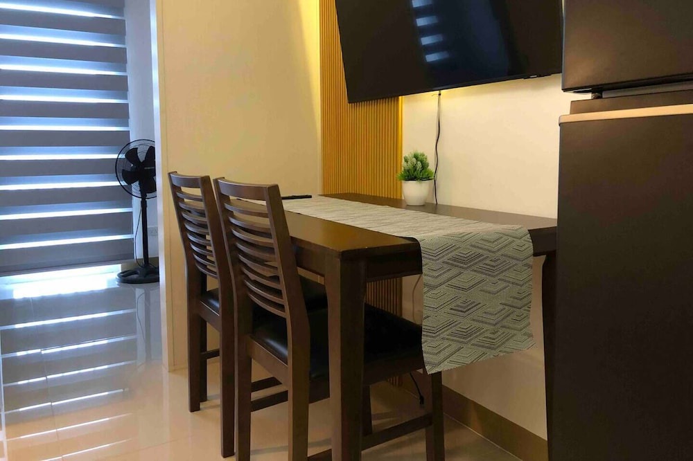 Las Pinas Condo | Cozy 1 bedroom by the mall with Netflix
