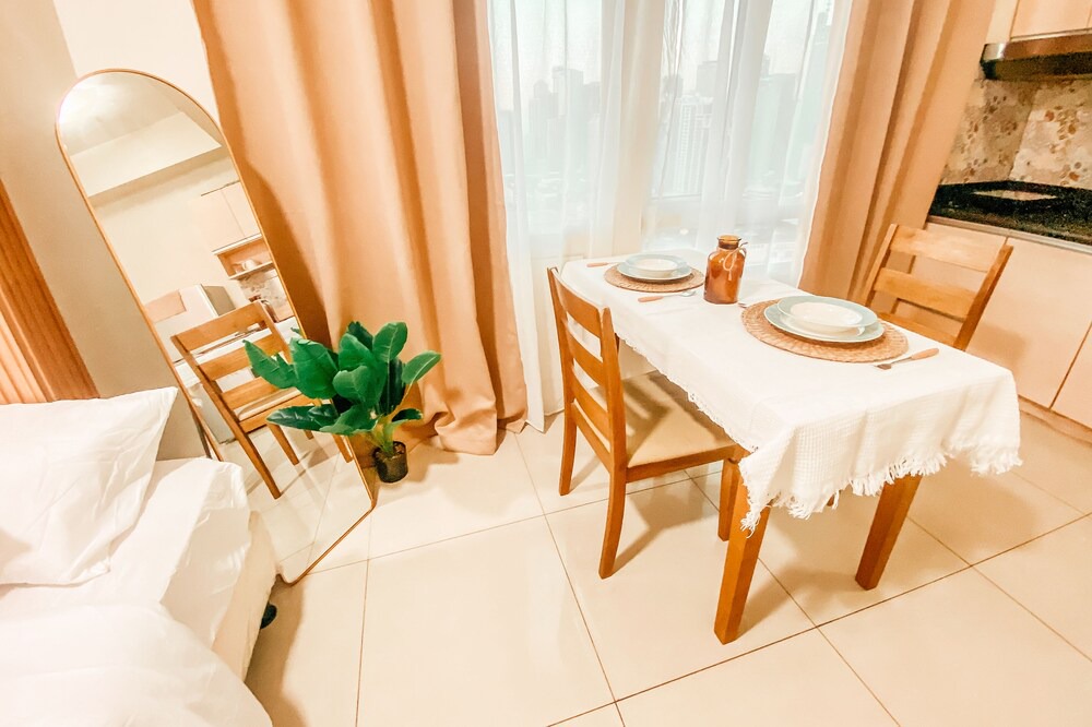 Legazpi Village Condo | Cozy 1-bedroom condo in Makati with Pool, Gym, Sauna, WiFi, AC, and Netflix