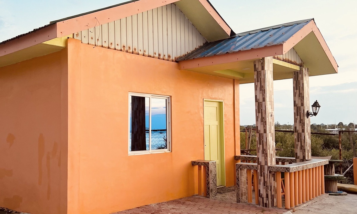 Olango Island House | Rainbow Beach Bar & Resort