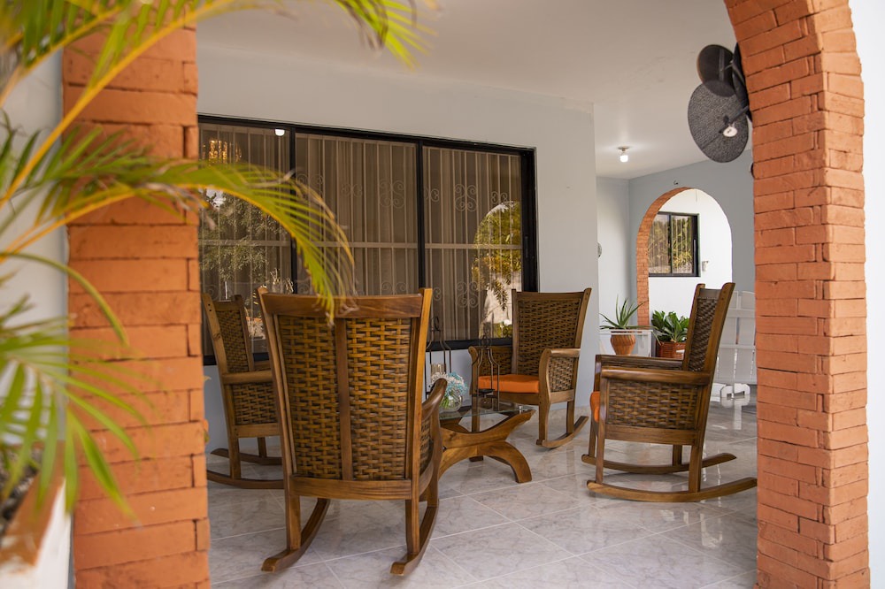 Tenares House | OASIS OF PEACE- Spacious 4 bedroom house w/garden!